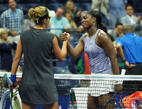 لاعبة التنس الأمريكية سلون ستيفنز، البطلة السابقة، تصافح الروسية آنا كالينسكايا التي فازت عليها في من بطولة أمريكا المفتوحة للتنس يوم الثلاثاء. صورة لرويترز من يو.إس.إيه.توداي سبورتس.